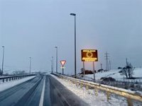 La nieve cubre la A-67 y queda prohibida la circulación de camiones, articulados y autobuses