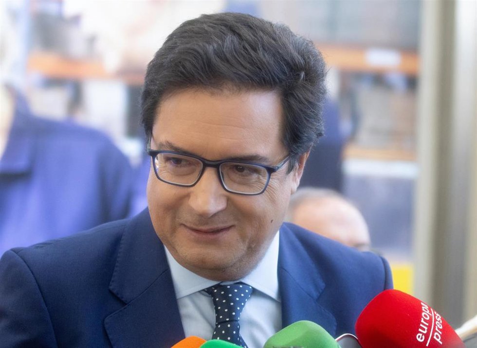 El ministro para la Transformación Digital y de la Función Pública, Óscar López, ofrece declaraciones a los medios a su llegada a la presentación de la nueva convocatoria del programa Kit Digital a las medianas empresa,en la Cámara de España, a 9 de dic