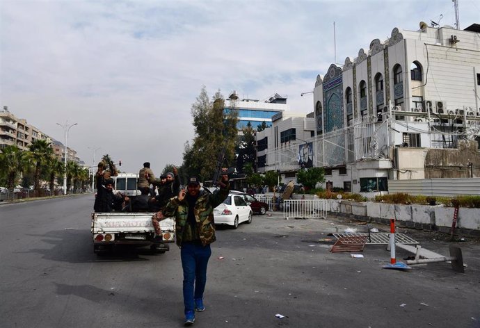 Milicianos armados junto a la Embajada de Irán en Damasco