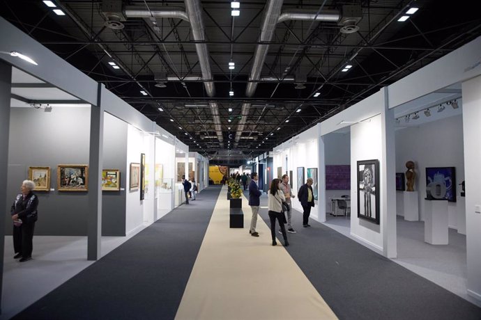 Varias personas observan las obras expuestas en Feriarte 2024, en IFEMA Madrid, a 23 de noviembre de 2024, en Madrid (España). 