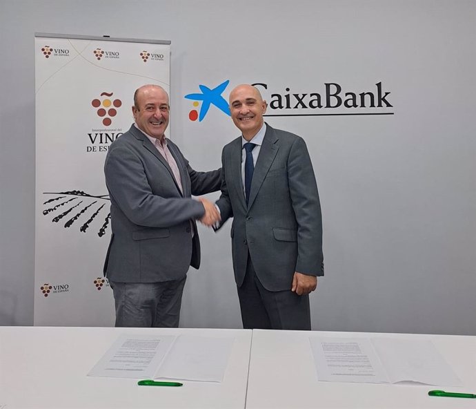 Firma del acuerdo de renovación entre la Interprofesional del Vino de España y AgroBank