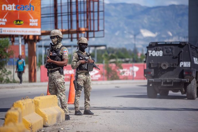 11 November 2024, Haiti, Port-au-Prince: Police stand guard after gangs opened fire at a commercial flight causing a shootout with the national police, the shutdown of Haiti's international airport and the suspension of some airlines operations temporaril