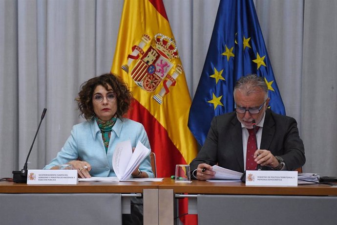 Archivo - La vicepresidenta cuarta y ministra de Hacienda y Función Pública, María Jesús Montero, preside, junto al ministro de Política Territorial y Memoria Democrática, Ángel Víctor Torres, el Pleno de la Comisión Nacional de Administración Local, en e