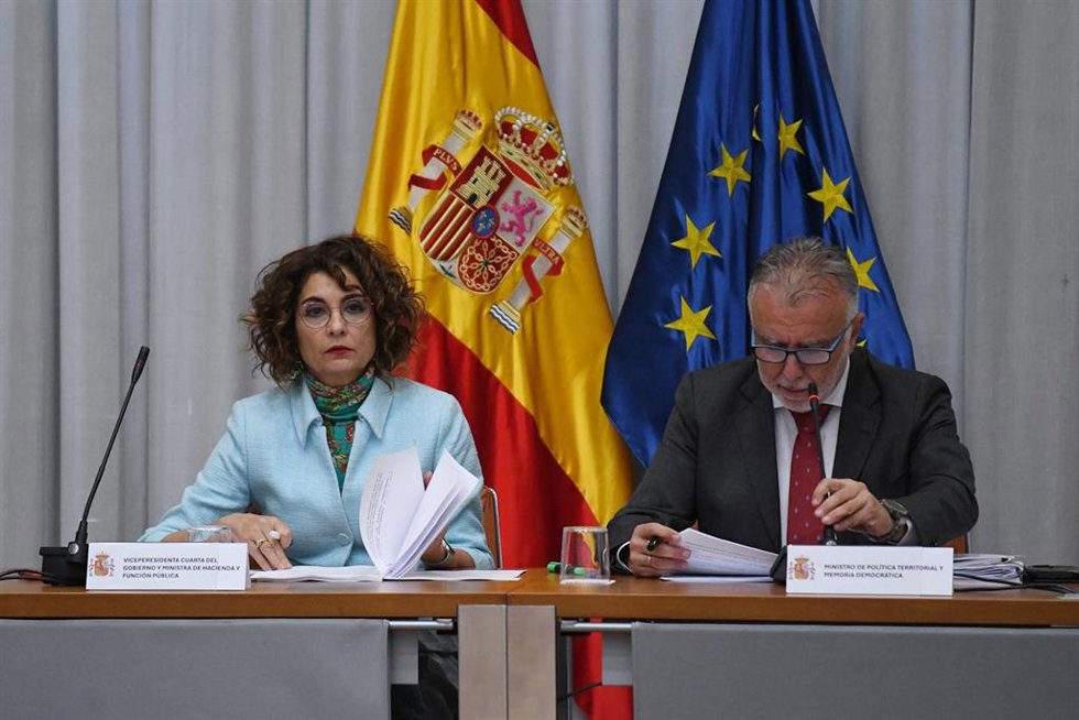 Archivo - La vicepresidenta cuarta y ministra de Hacienda y Función Pública, María Jesús Montero, preside, junto al ministro de Política Territorial y Memoria Democrática, Ángel Víctor Torres, el Pleno de la Comisión Nacional de Administración Local, en