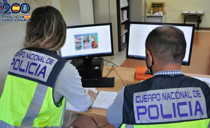 Archivo - Imagen de dos agentes de la Policía Nacional.