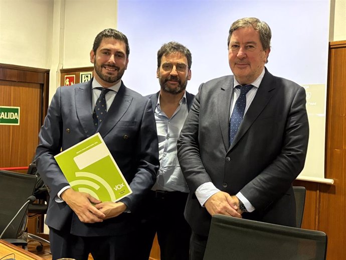 El portavoz de VOX en las Cortes de Aragón, Alejandro Nolasco; el diputado Juan Vidal; y el vicepresidente de la comarca de La Hoya de Huesca, Carlos Bermejo, durante la presentación del proyecto.