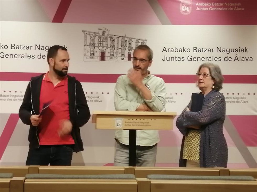 Archivo - Los junteros de Elkarrekin Araba José Damián García-Moreno (izq) y David Rodríguez (centro)