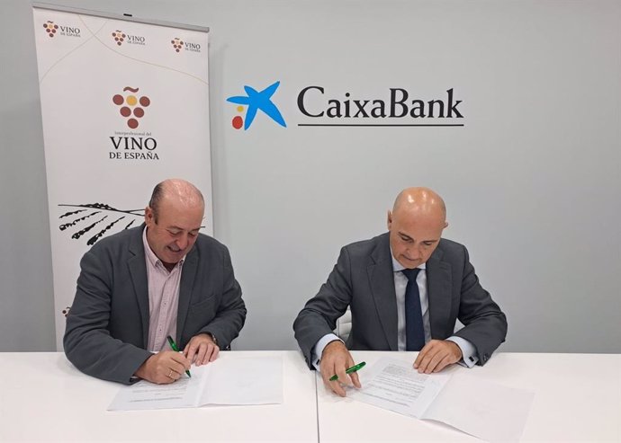 El presidente de la Interprofesional del Vino de España (OIVE), Fernando Ezquerro, y el director de AgroBank, Jaime Campos, durante la firma