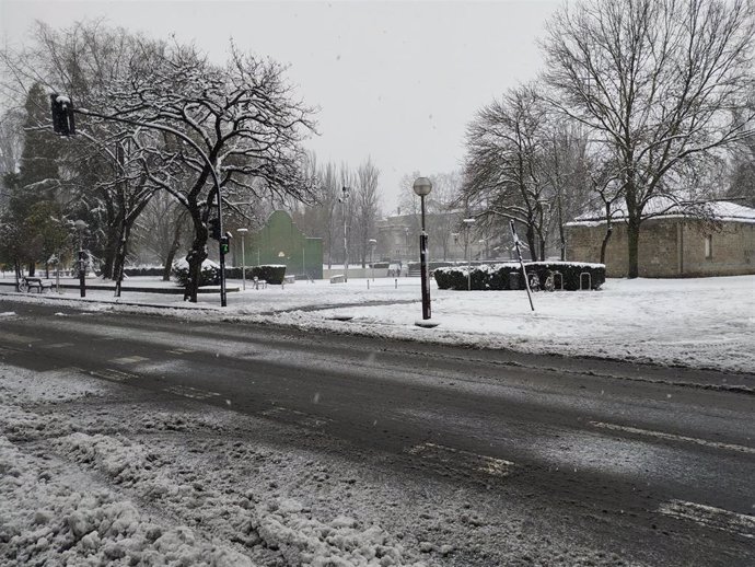 Archivo - Nieve en una carretera alavesa (archivo)