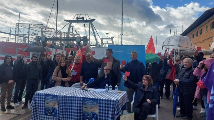 El sector pesquero balear enseña la 'tarjeta roja' al nuevo comisario de Pesca y Océanos de la UE, Kostas Kadis, por la propuesta de reducir los días de trabajo de las barcas de arrastre en el Mediterráneo.