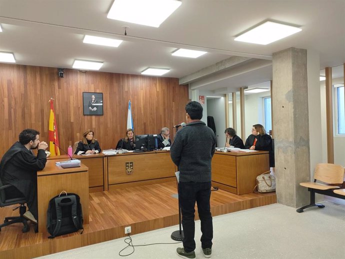 Acepta 3 años de cárcel tras admitir agresiones sexuales continuadas sobre una menor con la que convivía en el partido judicial de Vigo.