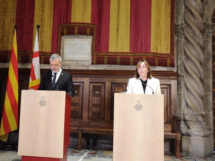 El alcalde de Barcelona, Jaume Collboni, y la consellera de Territorio, Vivienda y Transición Ecológica, Sílvia Paneque, en rueda de prensa desde el Ayuntamiento de Barcelona