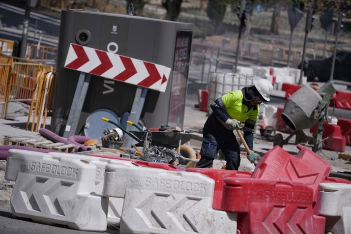 Archivo - Un obrero trabaja en una obra, a 10 de mayo de 2023, en Madrid (España). La vicepresidenta segunda, Yolanda Díaz, ha avanzado que se acometerán cambios legislativos para prohibir el trabajo al aire libre cuando haya alerta roja o naranja, decret