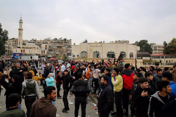 Una multitud celebra en Hama la llegada de las fuerzas rebeldes