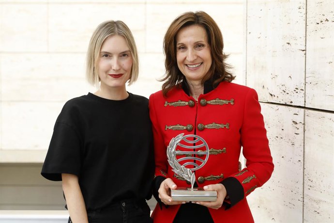 Archivo - Arxiu - Les escriptores guanyadora i finalista dels Premis Planeta 2024, Paloma Sánchez-Garnica (d) i Beatriz Serrano (e)