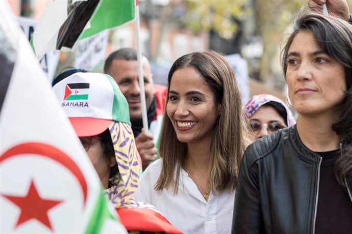 La diputada de Sumar en el Congreso, Tesh Sidi (c), y la portavoz de Más Madrid en la Asamblea de Madrid, Manuela Bergerot (d), durante una manifestación por la autodeterminación del Sahara Occidental, a 16 de noviembre de 2024, en Madrid (España). 