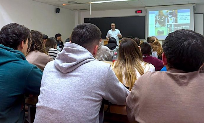 La Universidad de Huelva organiza un programa formativo de Inteligencia Artificial en el Turismo.