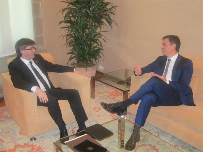 Archivo - Carles Puigdemont (presidente de la Generalitat) Pedro Sánchez (PSOE) 