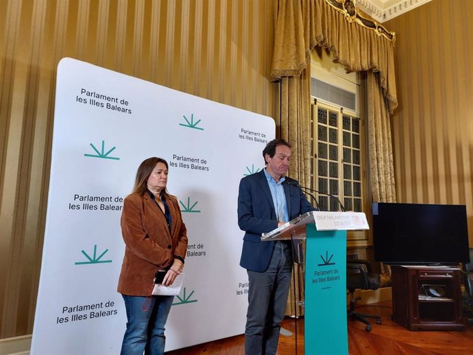 El portavoz parlamentario adjunto del PSIB-PSOE, Marc Pons, y la diputada socialista Mercedes Garrido, en rueda de prensa