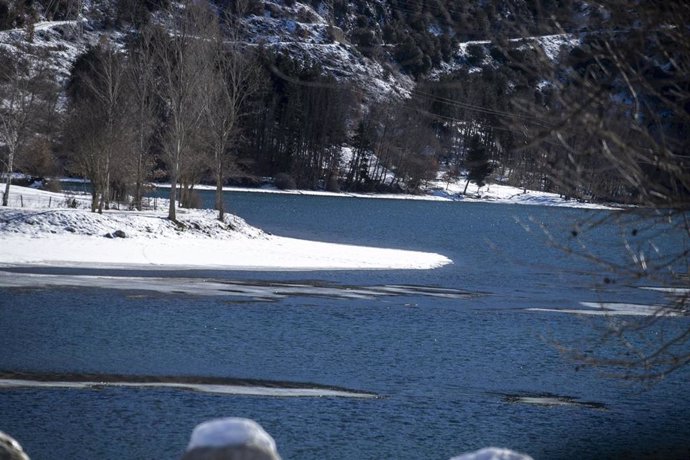 Archivo - Vista de una explanada de nieve, a 20 de enero de 2023, en Esterri d’Àneu, Lleida