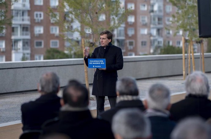 El alcalde de Madrid, José Luis Martínez-Almeida, interviene durante su visita al espacio verde construido sobre el cubrimiento de la M-30 en el ámbito Mahou-Calderón