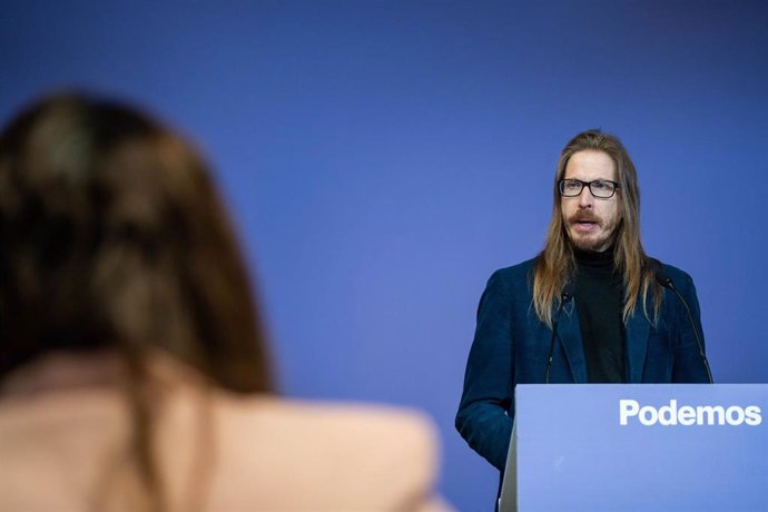 Archivo - El secretario de Organización y portavoz de Podemos, Pablo Fernández, durante una rueda de prensa, en la sede de Podemos, a 19 de febrero de 2024, en Madrid (España).