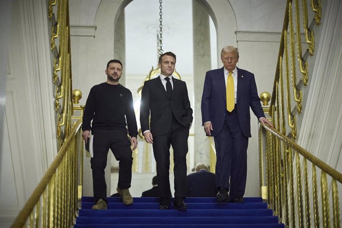 Volodimir Zelenski, Emmanuel Macron y Donald Trump.