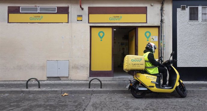 Un repartidor de Glovo, a 2 de diciembre de 2024, en Madrid (España). La tecnológica española Glovo ha decidido impulsar un nuevo modelo en España que permitirá a la compañía de 'delivery' operar con repartidores laborales en vez de trabajadores autónomos