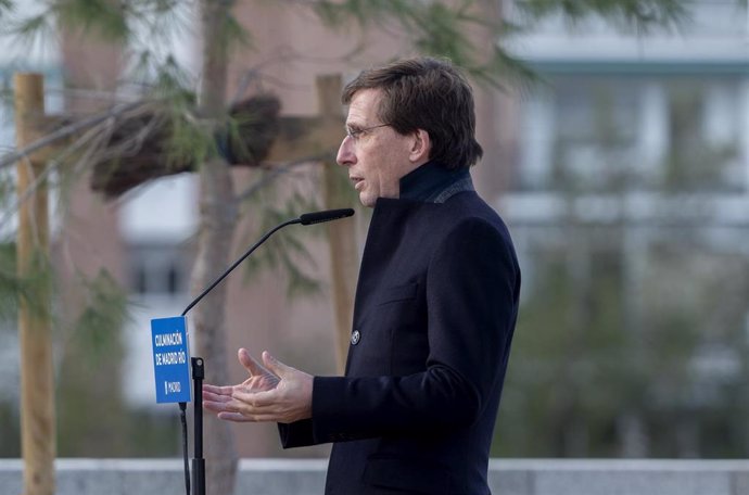 El alcalde de Madrid, José Luis Martínez-Almeida, interviene durante su visita al espacio verde construido sobre el cubrimiento de la M-30 en el ámbito Mahou-Calderón,