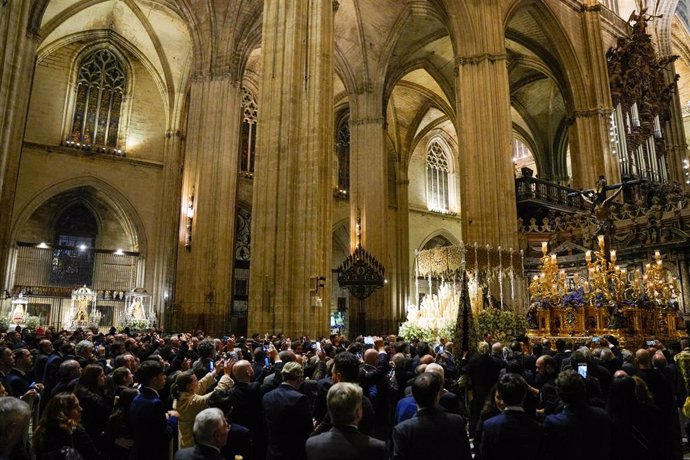 Imágenes llegan a la Catedral de Sevilla para procesionar en la Magna. A 7 de diciembre de 2024, en Sevilla, Andalucía (España). (Foto de archivo).