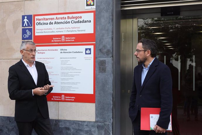 Archivo - El vicepresidente Félix Taberna y el director general de Presidencia, Gobierno Abierto y Relaciones con el Parlamento de Navarra, en una visita realizada a la Oficina de Atención Ciudadana de Pamplona