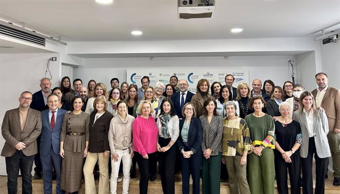 Imagen de familia, junto a la subdirectora general de Calidad Asistencial del Ministerio de Sanidad, tomada durante el II Foro Nacional de Cronicidad, organizado por la Plataforma CH2025.