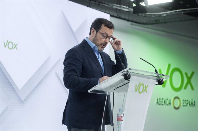 Archivo - El portavoz de Vox, José Antonio Fúster, durante una rueda de prensa en la sede del partido.