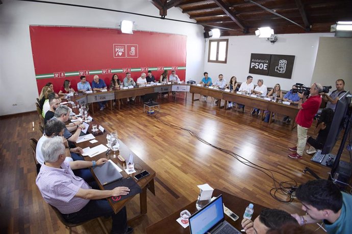 Archivo - El secretario general del PSOE de Andalucía y Portavoz del Grupo Parlamentario Socialista, Juan Espadas, preside la Comisión Ejecutiva Regional del PSOE-A tras el 23-J en la sede de la calle San Vicente. (Foto de archivo).