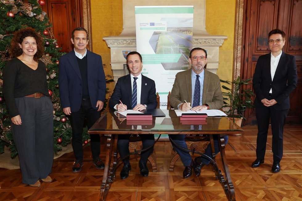 El presidente del Consell de Mallorca, Lloren Galmés, y el conseller de Empresa, Empleo y Energía, Alejandro Sáenz de San Pedro, firman el convenio para ofrecer cursos formativos sobre hidrógeno verde.
