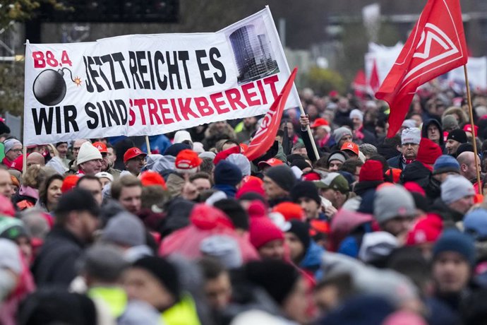 Los empleados de Volkswagen participan en una manifestación de IG Metall frente a la sede de Volkswagen durante una huelga de advertencia en la planta principal del fabricante de automóviles alemán en Wolfsburg.