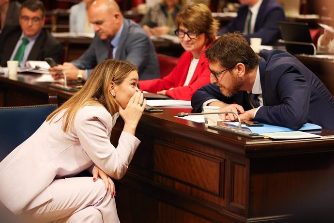 Archivo - La presidenta del Govern, Marga Prohens, y el portavoz del Partido Popular de Balears en el Parlament, Sebastià Sagreras.