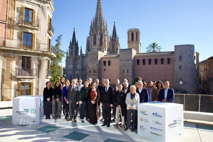 La consellera de Salud, Olga Pané, el alcalde de Barcelona, Jaume Collboni, la presidenta de la Fundació Pasqual Maragall, Cristina Maragall y su director, Arcadi Navarro, posan en la foto de familia del acto del Hub Alzheimer Barcelona