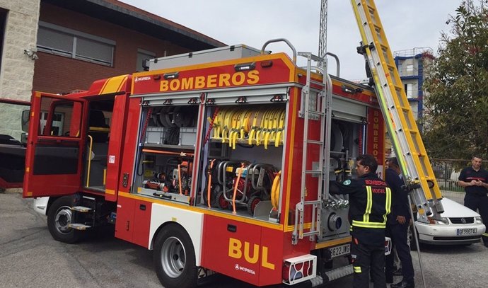 Archivo - Bomberos de Motril durante una intervención, en una imagen de archivo.