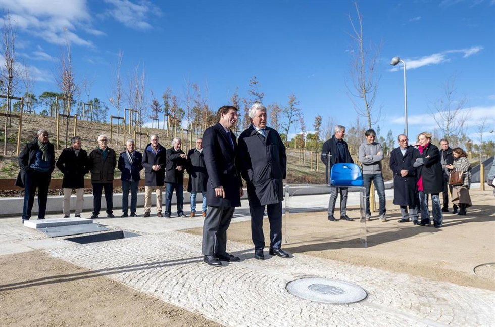 El alcalde de Madrid, José Luis Martínez-Almeida (i) y el presidente del Atlético de Madrid, Enrique Cerezo (d),  durante el acto de inauguración del espacio verde construido sobre el cubrimiento de la M-30 en el ámbito Mahou-Calderón, en Madrid (España