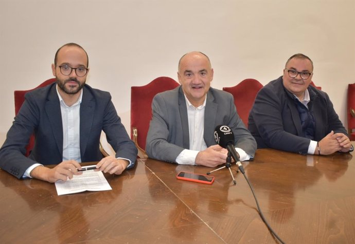 El vicepresidente de la Diputación, Juan Valera, y el alcalde de Villarrobledo, Valentín Bueno.