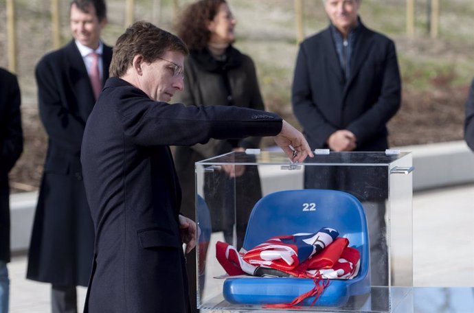 El alcalde de Madrid, José Luis Martínez-Almeida, introduce una butaca del estadio Vicente Calderón en una urna en el espacio verde construido sobre el cubrimiento de la M-30 en el ámbito Mahou-Calderón, a 9 de diciembre de 2024, en Madrid (España). Este 