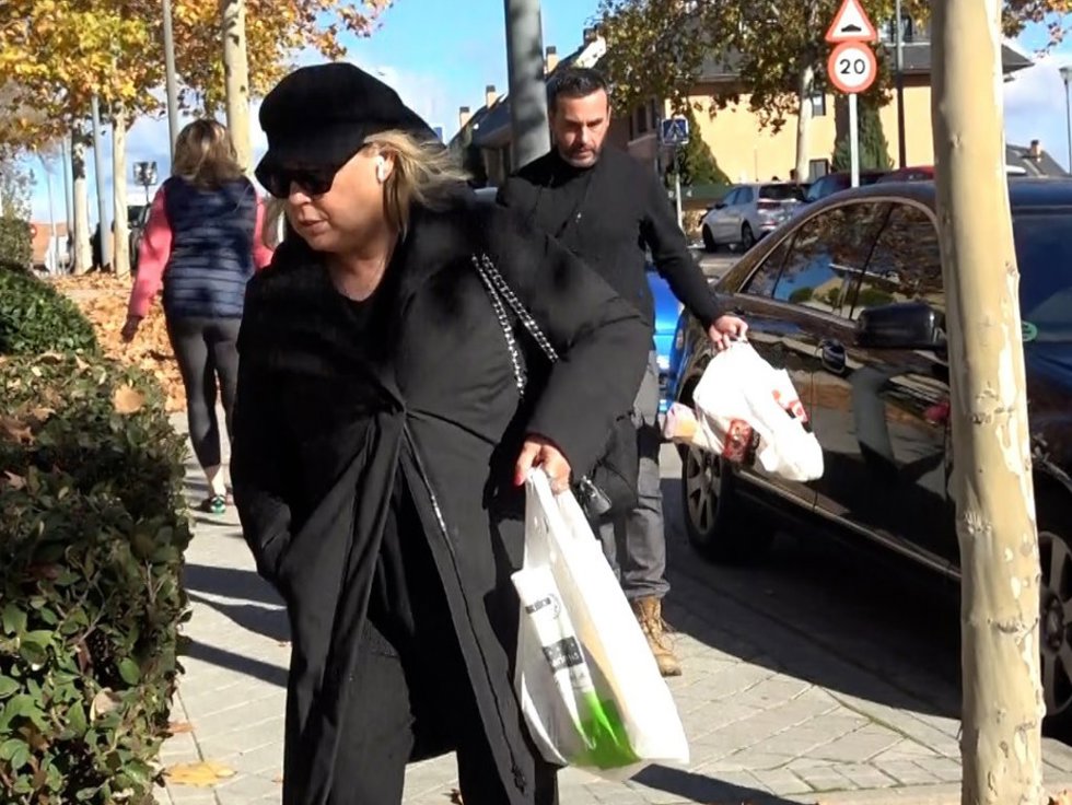Terelu Campos llega a casa de Alejandra cargada de comida