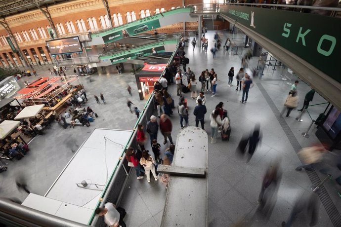 Archivo - Decenas de personas en la estación de Atocha, a 31 de octubre de 2024, en Madrid