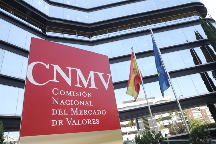 Archivo - Cartel a la entrada del edificio de la Comisión Nacional del Mercado de Valores (CNMV) en Madrid.