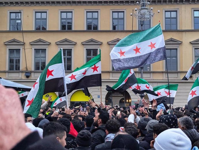 Refugiados sirios celebran la caída de Bashar al Assad en Alemania. 