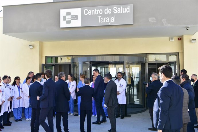 Archivo - El presidente del Gobierno, Pedro Sánchez (c), saluda a su llegada a la inauguración del Centro de Salud Tarajal, a 1 de marzo de 2023, en Ceuta (España). (Foto de archivo).