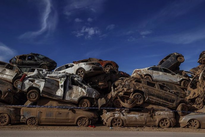 Coches apilados en la localidad de Catarroja 40 días después de la dana