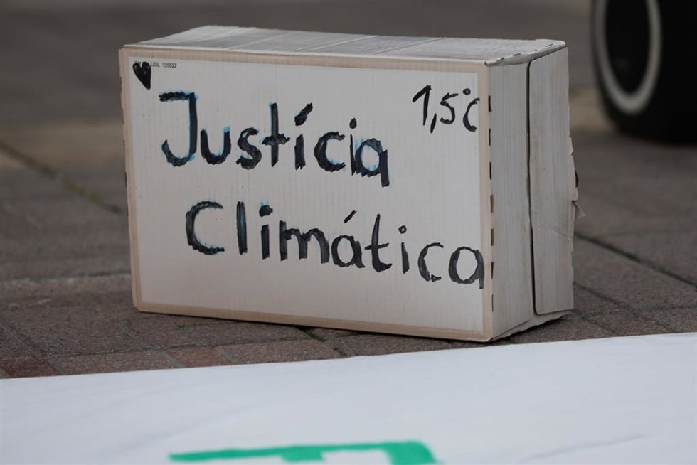 Archivo - Una caja de cartón donde pone 'Justicia Climática' durante una manifestación del movimiento Juventud por el Clima Mallorca y el Movimiento Feminista, en la Plaza mayor, a 3 de marzo de 2023, en Palma de Mallorca, Mallorca, Baleares (España). 