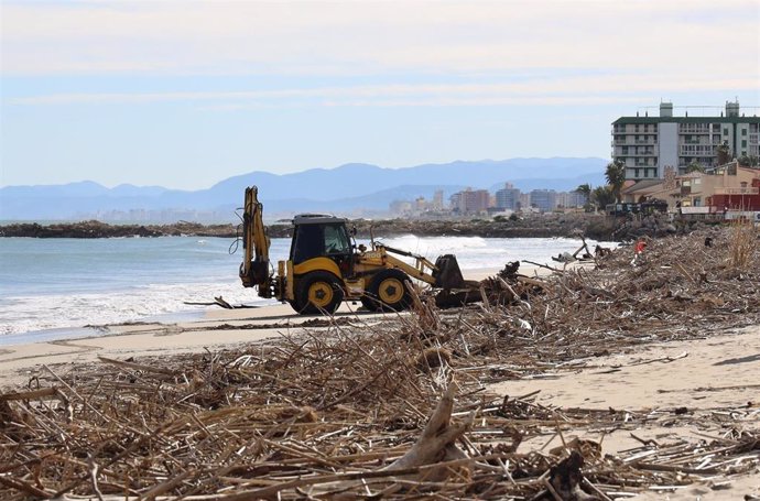 Cullera inicia la retirada de residuos y la limpieza de las playas afectadas por la DANA